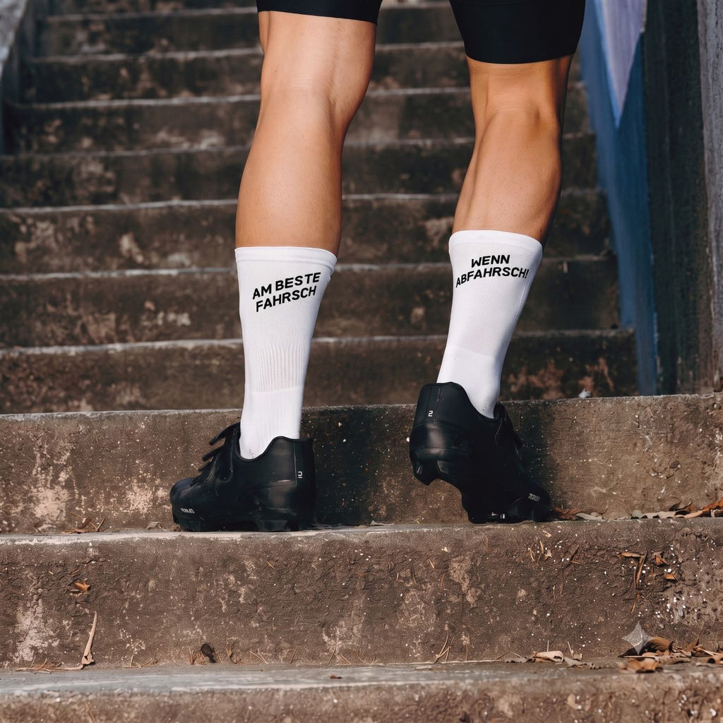 Socialride Fahrradsocken "Am beste fahrsch wenn abfahrsch" am Fuss getragen