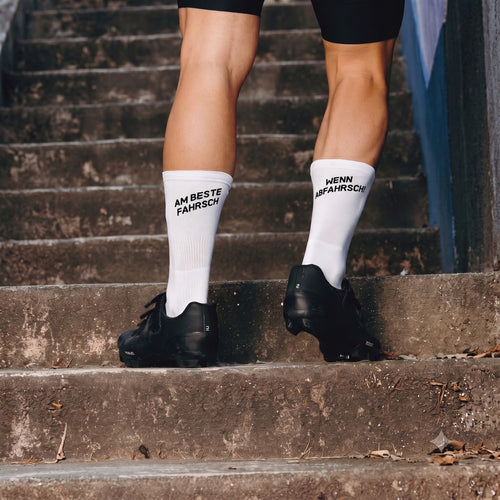 Socialride Fahrradsocken "Am beste fahrsch wenn abfahrsch" am Fuss getragen