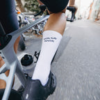 Velofahrer mit witzigen Socken "Keine Gnade für die Wade" auf Anstieg