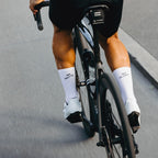 Velofahrer mit Socialride Socken "No Watts No Glory" beim Rennradfahren