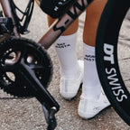Rennradfahrerin mit lustigen Socken "Eat Pasta, Ride Fasta" bei der Ausfahrt
