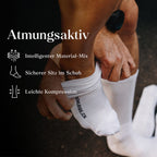 White atmungsaktive Sportsocken von Socialride mit intelligenter Kompression und sicherem Sitz im Schuh.