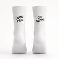 Weisse Cycling Socken Schweiz mit Spruch "Look Pro, Go Slow"
