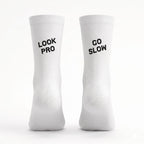 Weisse Cycling Socken Schweiz mit Spruch "Look Pro, Go Slow"
